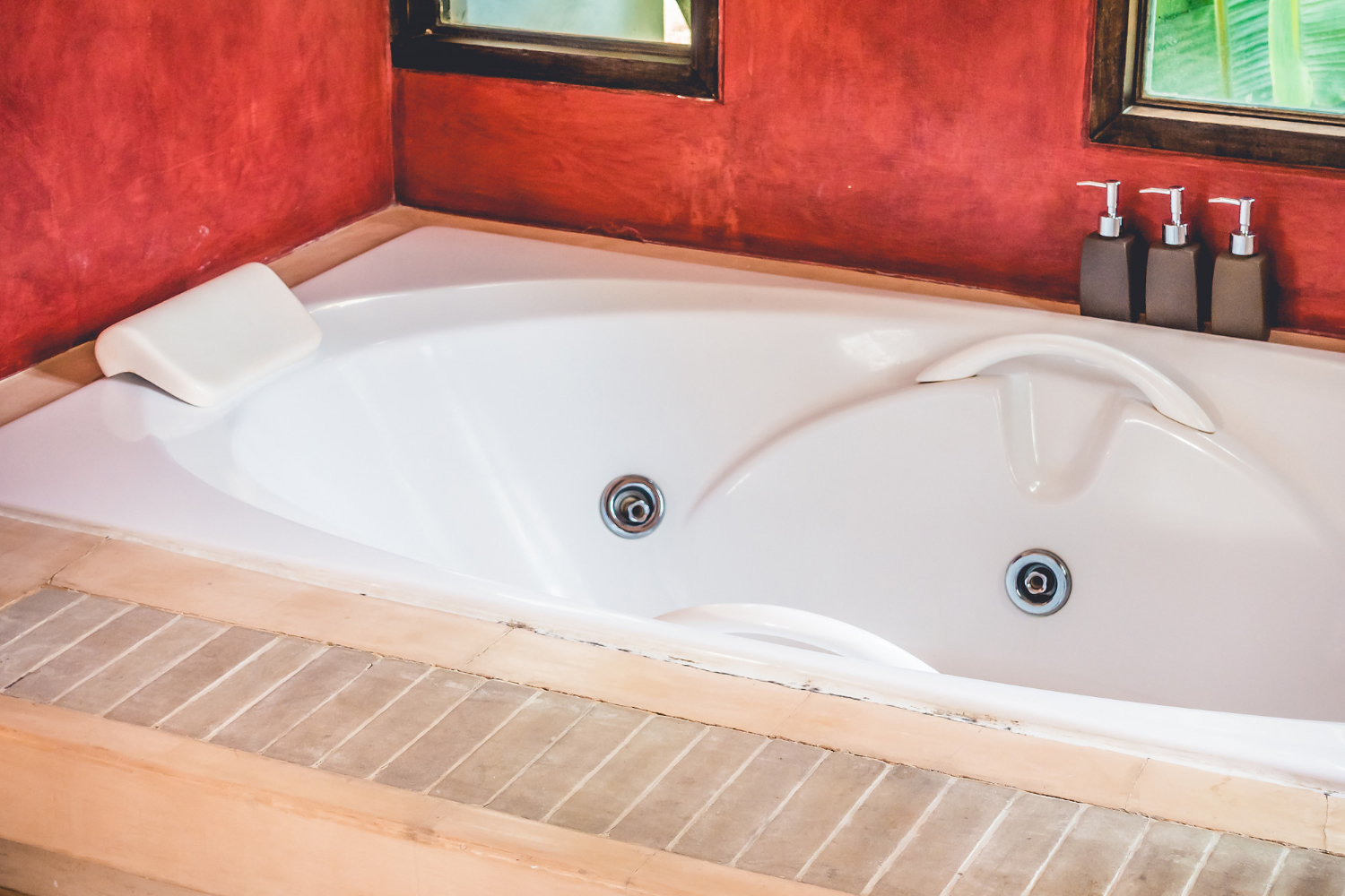 Top Signs Your Bathtub Needs Refinishing in North Carolina Homes